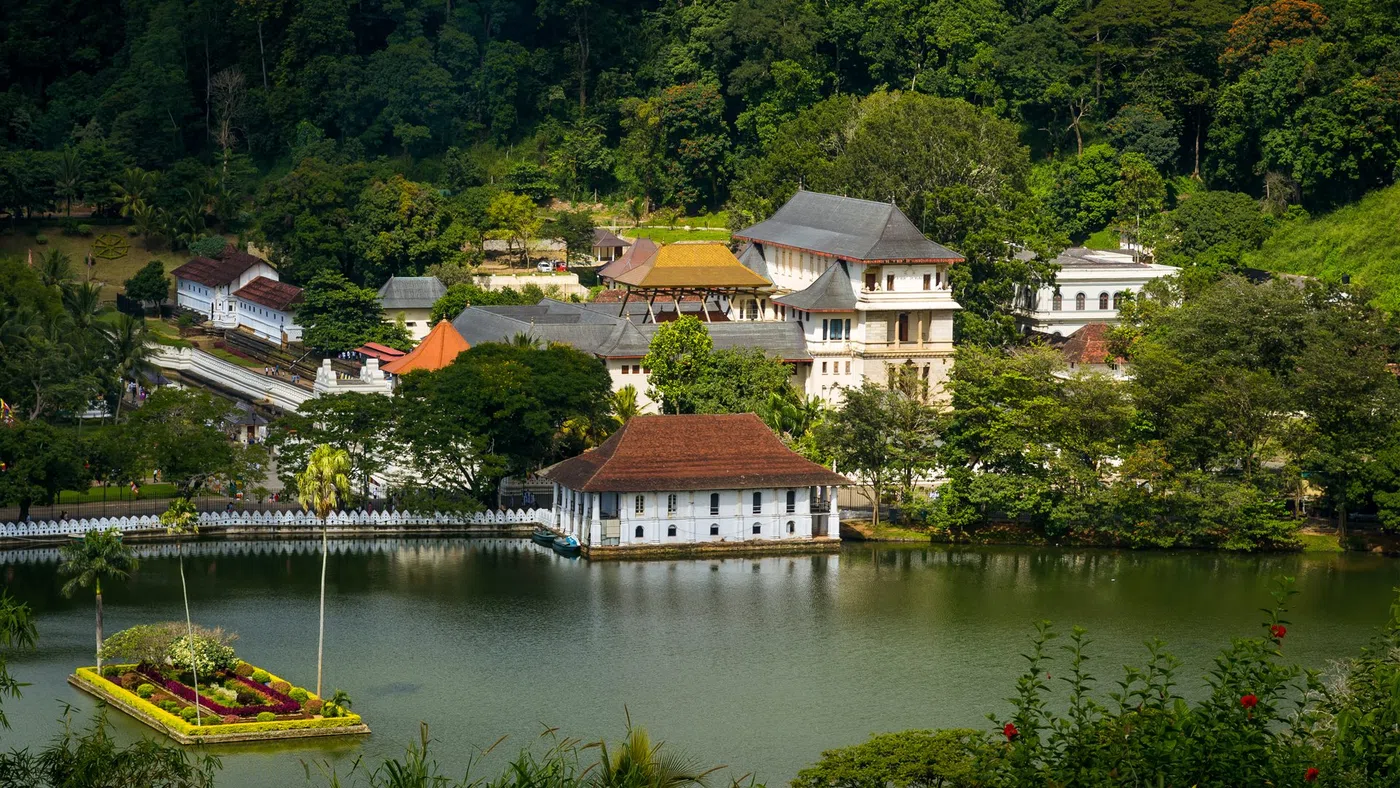 Quiet evening beside Kandy Lake