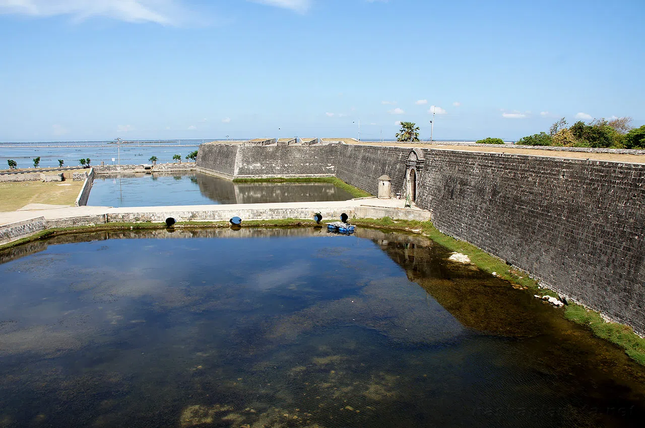Jaffna Fort beside the lagoon