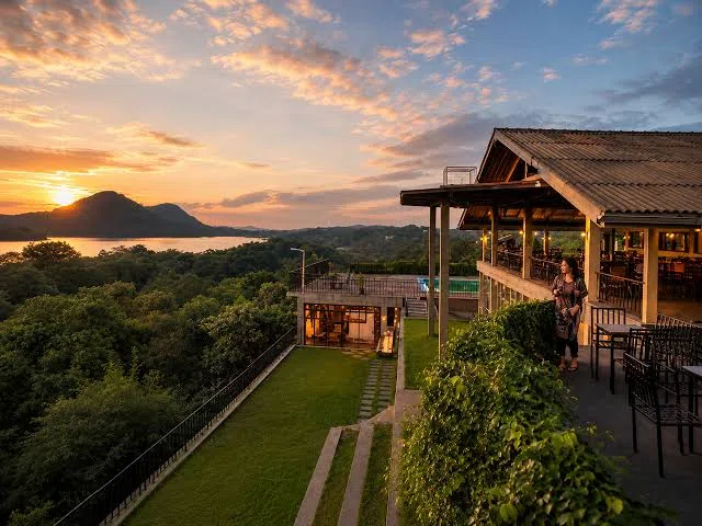 Kandy Lake and luxury hillside hotel